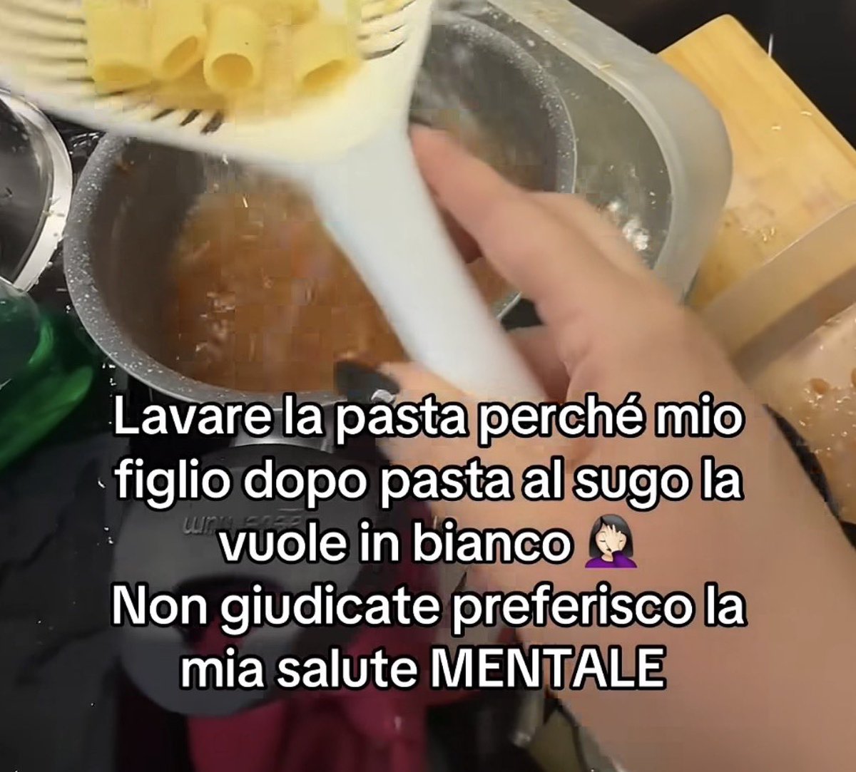 FranAltomare's tweet photo. E qui risuonano le ancestrali parole di Tata Lucia, in una vecchissima puntata di SOS Tata.

“Chi non mangia, o ha mangiato o mangerà”. https://t.co/npuqU5qPHQ