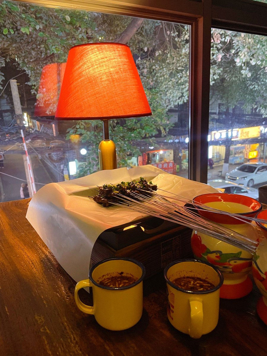 CharlieRaigfdu's tweet photo. La luz cálida de la pequea tienda se enciende para quienes caminan tarde, y un plato de caldo caliente cura toda la fatiga del día. https://t.co/ECkpmkPXw4