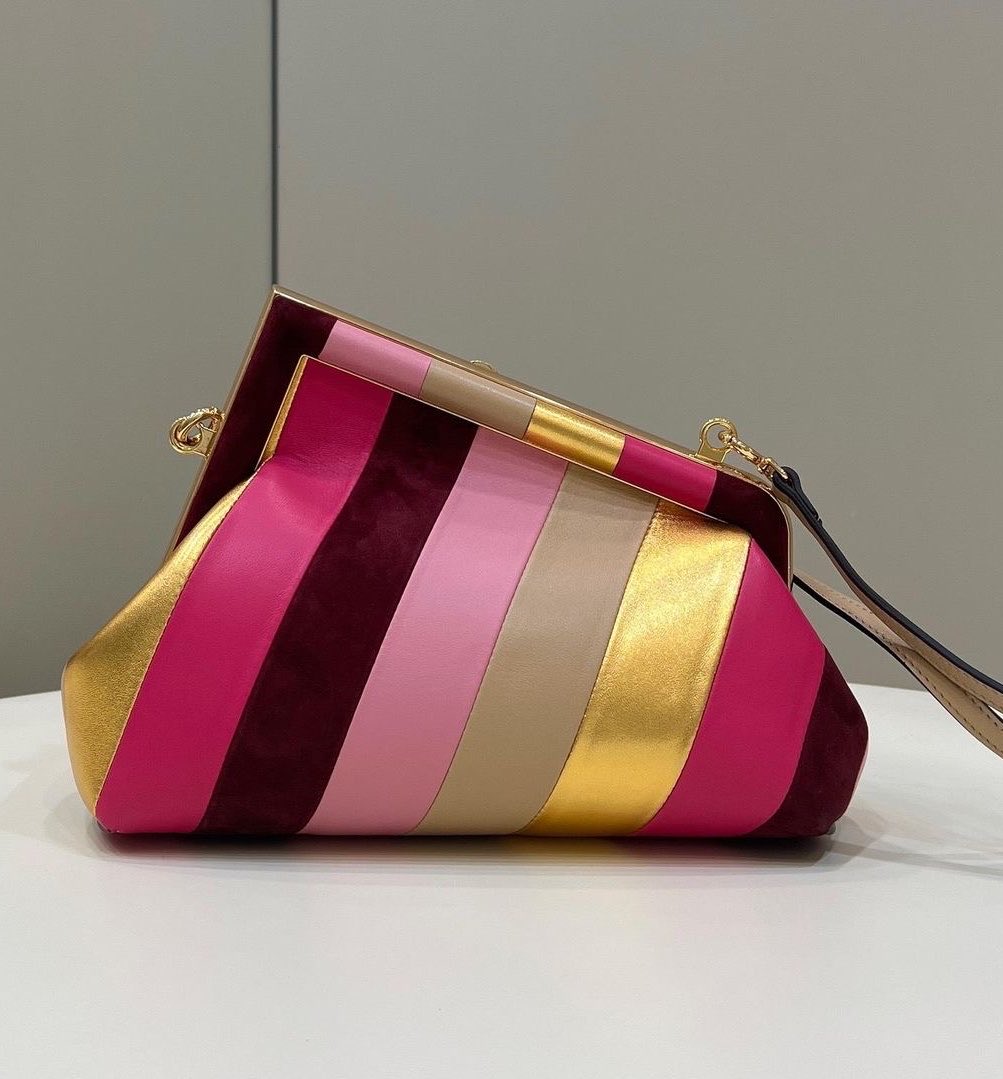 Eveboards's tweet photo. Fendi clutch https://t.co/quaSpg6xua