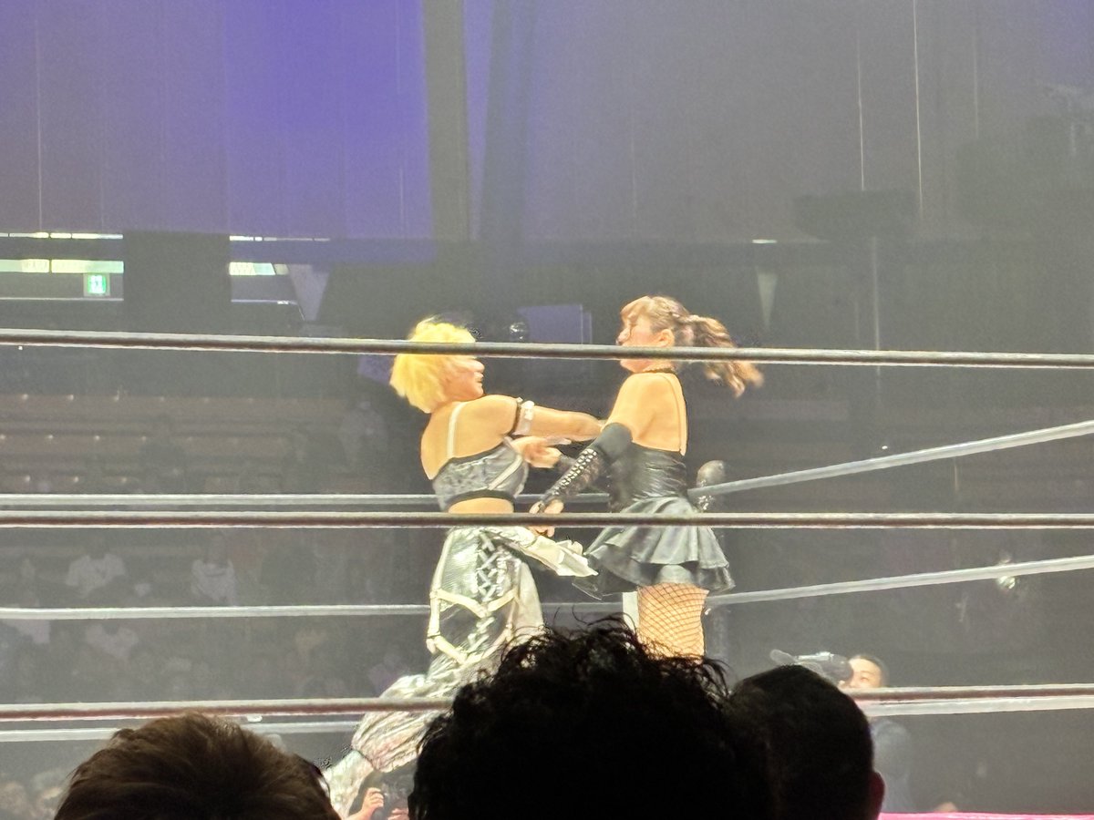 tac_zoo's tweet photo. 20261003 #tjpw おおた大会!

⑤ カミーユ＆VENY v わかな＆凍雅

23年組がVENYUの最後に携われたのは大きい!

序盤で凍雅が受けたVENYのエルボーは凄かった!引き下がらなかった凍雅も凄かったよ!

同期のハルが取ったから凍雅静かに燃えてるんじゃ無いかしら⁈

#tjpwWP7 https://t.co/owa38YN7wl