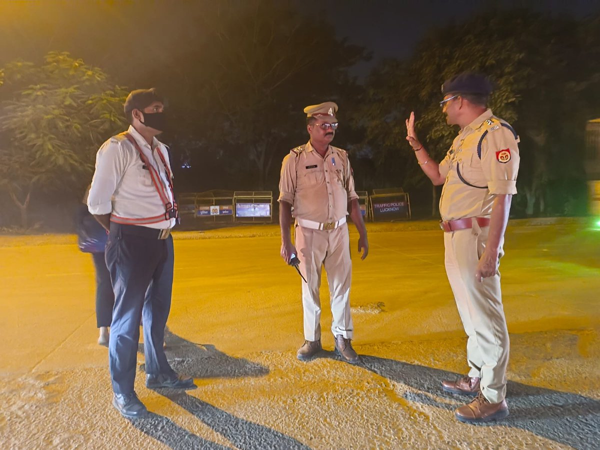 lucknowtraffic's tweet photo. #traffic_update 
लखनऊ-सुल्तानपुर रोड स्थित एचसीएल तिराहे पर ACP(T) दक्षिणी श्री राधारमण द्वारा यातायात कर्मियों को यातायात को सुगम, सुव्यवस्थित एवं निर्बाध रूप से संचालित कराने हेतु ब्रीफ किया गया।

वर्तमान में उक्त स्थान पर यातायात सामान्य एवं सुचारु रूप से संचालित हो रहा है।
@Uppolice 
@lkopolice 
@uptrafficpolice 
@IPSRaveena
