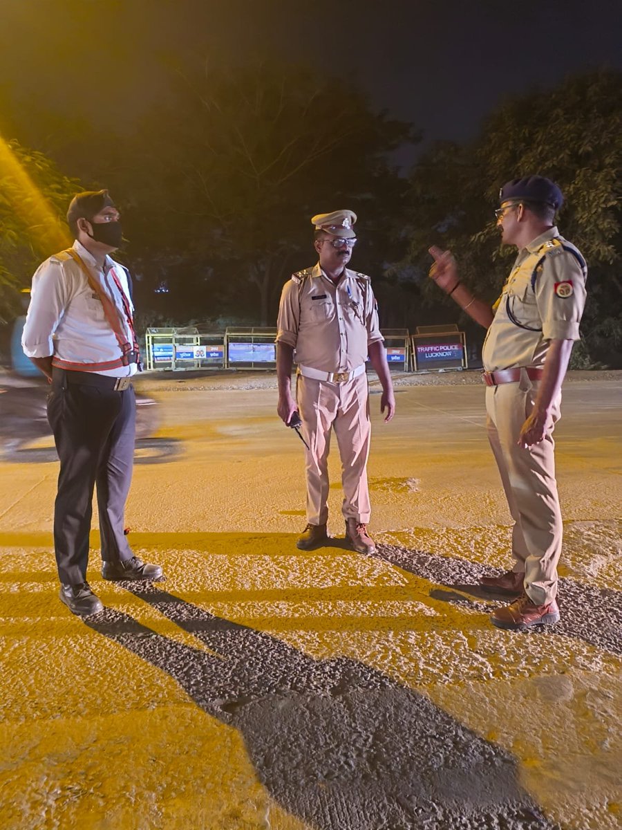 lucknowtraffic's tweet photo. #traffic_update 
लखनऊ-सुल्तानपुर रोड स्थित एचसीएल तिराहे पर ACP(T) दक्षिणी श्री राधारमण द्वारा यातायात कर्मियों को यातायात को सुगम, सुव्यवस्थित एवं निर्बाध रूप से संचालित कराने हेतु ब्रीफ किया गया।

वर्तमान में उक्त स्थान पर यातायात सामान्य एवं सुचारु रूप से संचालित हो रहा है।
@Uppolice 
@lkopolice 
@uptrafficpolice 
@IPSRaveena