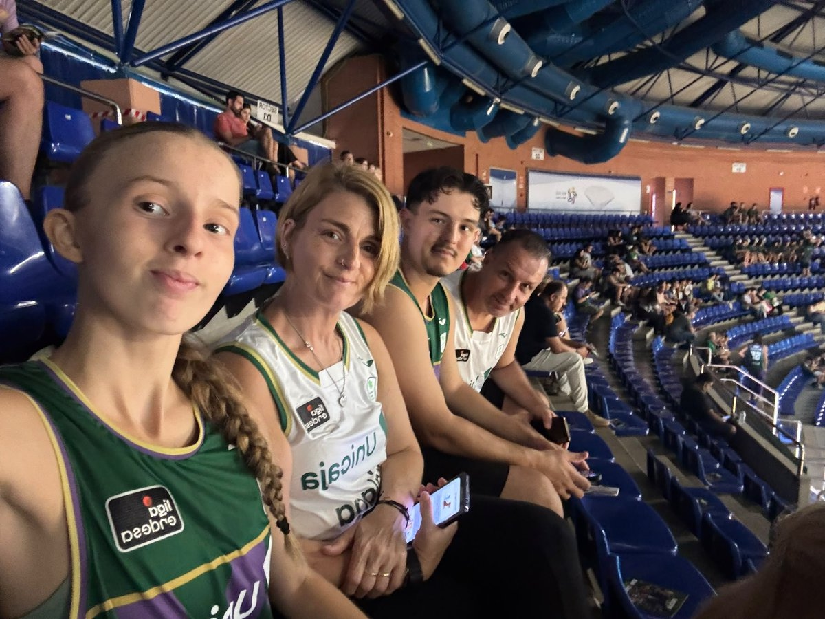 100301Leal's tweet photo. Vamos @unicajaCB 💚💜 https://t.co/Vu0H7zEUHe