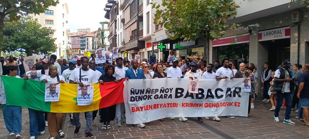 ralf_streck's tweet photo. Orain Hondarribian
Ara a #Hondarribia 
Schluss mit dem Polizei-#Rassismus und Gerechtigkeit für #Babacar wir im baskischen Hondarribia gerufen. Dorfbullerei hat Senegalesen mit 3 Schüssen erschossen. Mann mit mentalen Problemen soll angeblich einen Polizisten angegriffen haben. https://t.co/DIPeMlpXIQ