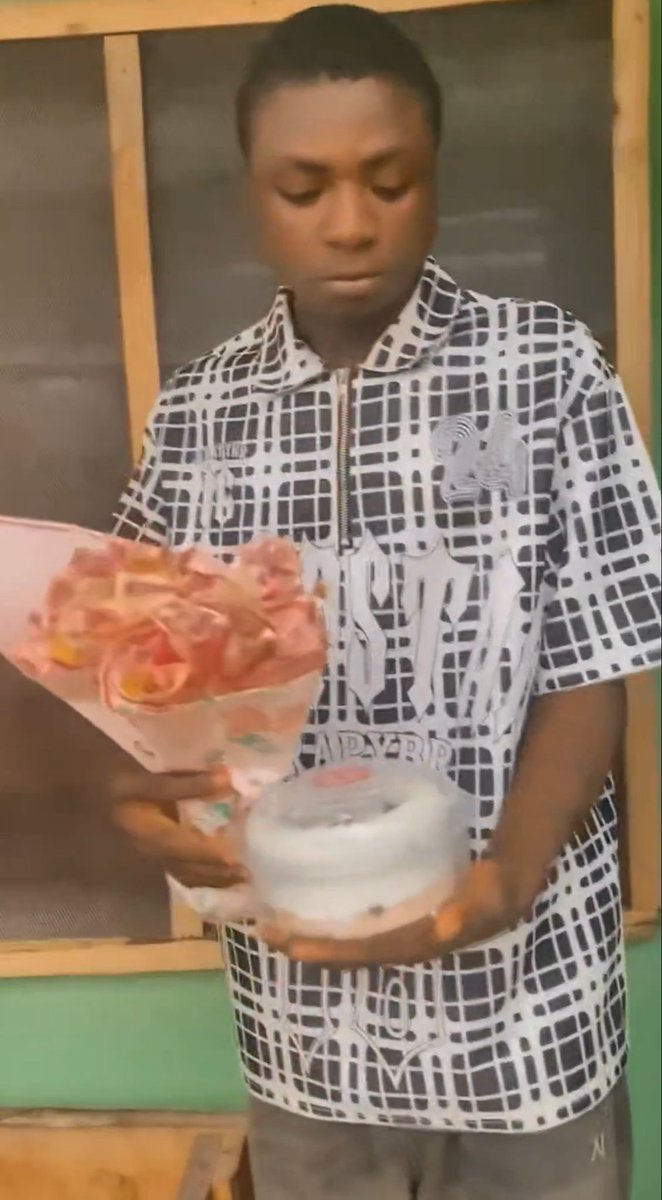 kelvinwest911's tweet photo. She gifted her boyfriend money bouquet for boyfriends day celebration, and the guy was so shy ☺️❤️‍🩹.🤣 https://t.co/ZilbWyVosD