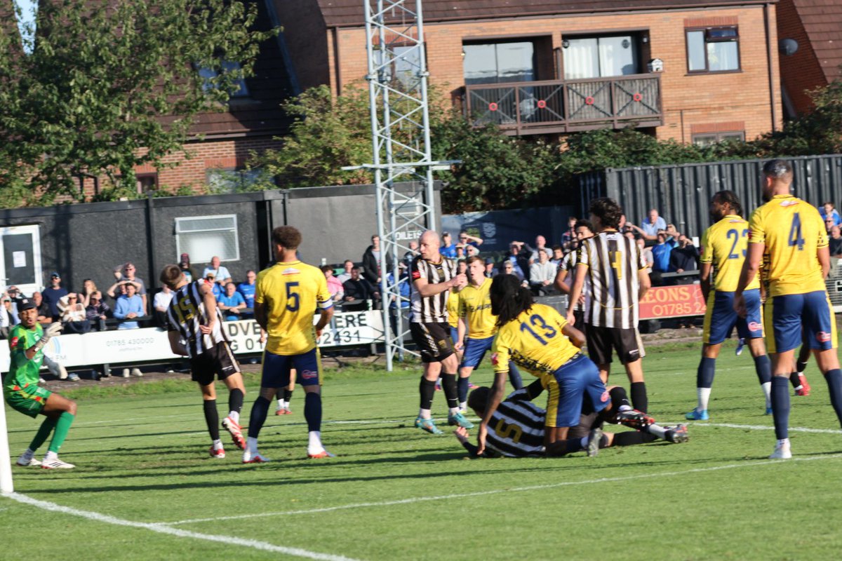 halesowentownfc's tweet photo. Nothing beats a late goal 🤯 https://t.co/YXEVvWCtWL