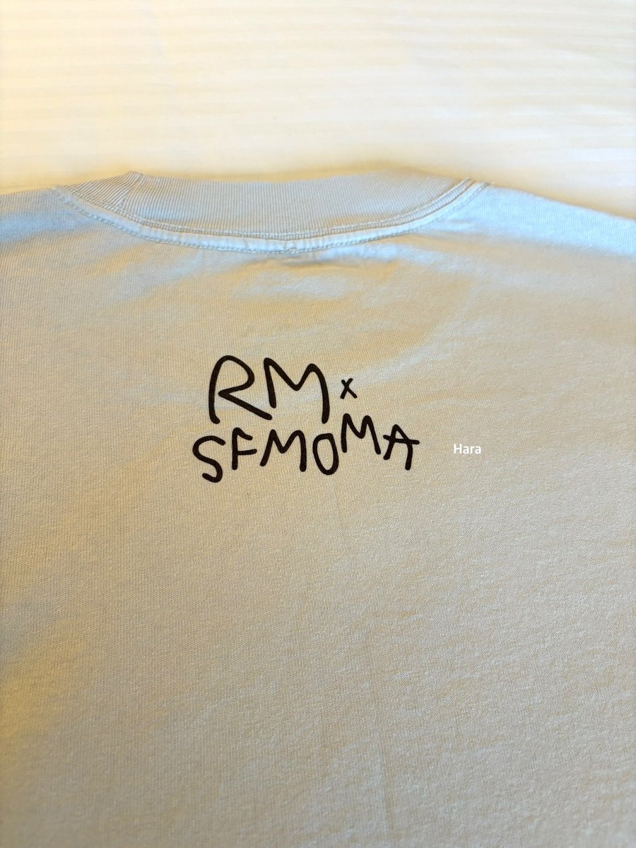 RMelody_2015's tweet photo. 引用で綴るサンフランシスコの旅-13
1001 初日 #RMxSFMOMA を周り展示スペースの
出口脇に、7F RMxSFMOMA専用のショップがあり、初日は行列でした。2日目は少しだけ列びました。
初日に一先ず購入したもの
Tシャツ、ナムと同じキャップ、Zine
✨ご参考までに
TシャツS size :身長164cm 普通体型の私は
程よいゆとりで丁度良かったよ。長さも👍