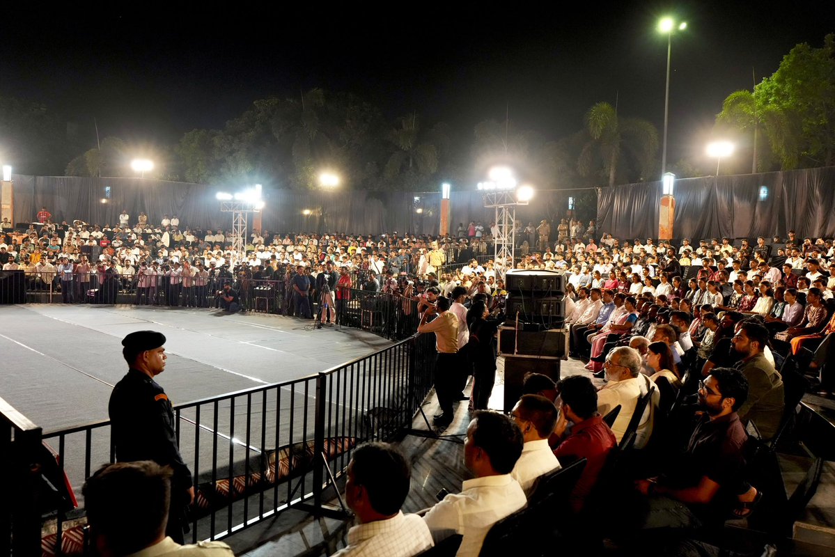 yadavakhilesh's tweet photo. ‘शिक्षक और अभ्यर्थी संवाद’ एक अनूठा अनुभव रहा। ऐसे आयोजन होते रहने चाहिए जिनसे युवाओं की अपेक्षाओं से हम सब परिचित होते रहें और शिक्षकों के साथ मिलकर हम नये देश की नई राहें बनाएं। 

यूथ की उम्मीदों पर जो खरा उतरे, हम वो Neo-India बनाएंगे! https://t.co/h6T3oP42Tp