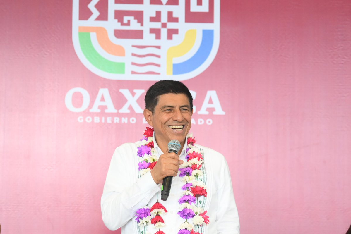 salomonj's tweet photo. La vez pasada que estuve en Santa Cruz Zenzontepec hice una promesa. Hoy estoy aquí, cumpliendo mi palabra.

Con la estrategia Territorios Bienestar regresamos para escuchar a la gente, asumir nuevos compromisos y poner todo el gobierno al servicio de las familias.

En #Oaxaca, el pueblo manda.