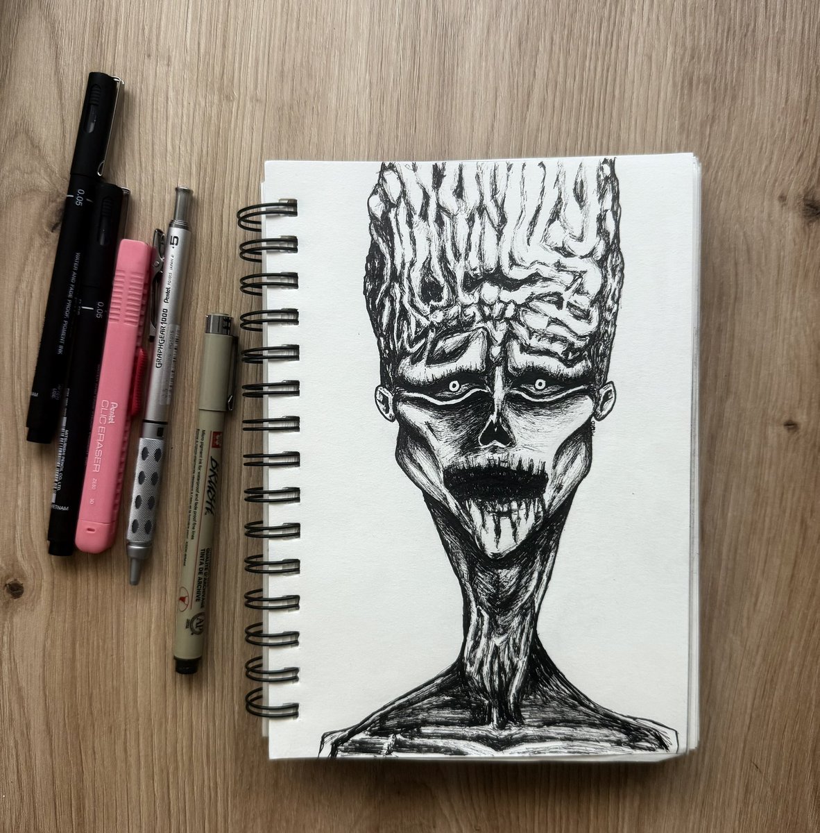 kxkxbinks's tweet photo. Terreur nocturne.
J’ai essayé d’illustrer quelque chose qui hantait mes rêves il y a quelques années https://t.co/O7m754Yes9