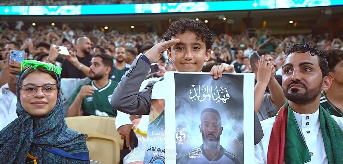 SaudiNews50's tweet photo. في مشهد من الوفاء..

جماهير استاد الإنماء ترفع الدعوات للاعب "فهد المولد" بالشفاء.

- https://t.co/NW8TbVLxPH