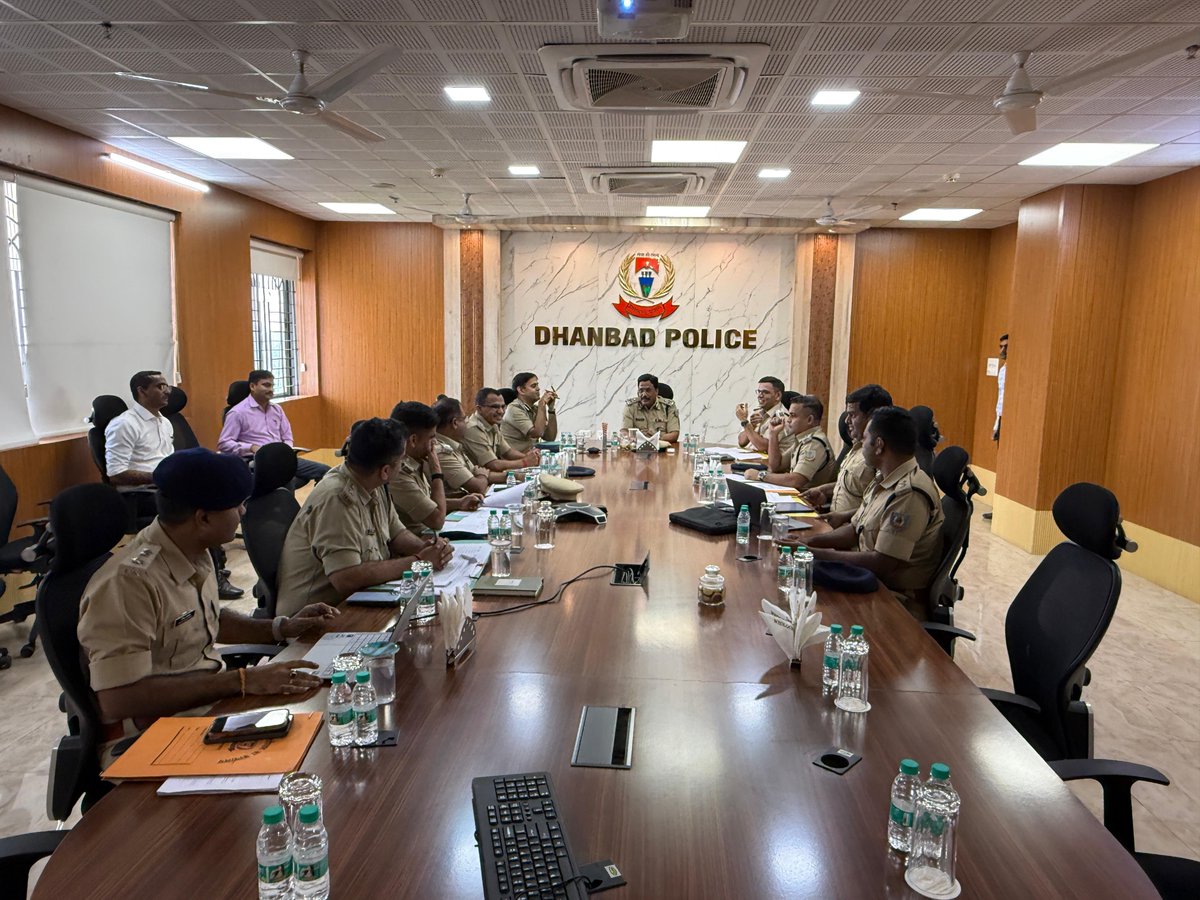 dhanbadpolice's tweet photo. सात जिलों की कानून-व्यवस्था की IG महोदय ने की समीक्षा।

नक्सल, संगठित व साइबर अपराध पर प्रभावी कार्रवाई, फरार अपराधियों की गिरफ्तारी और लंबित कांडों के शीघ्र निष्पादन के निर्देश।

दुर्गापूजा को लेकर सुरक्षा, भीड़ नियंत्रण व सुचारु यातायात व्यवस्था सुनिश्चित करने पर विशेष जोर। https://t.co/6MLihLHuKH