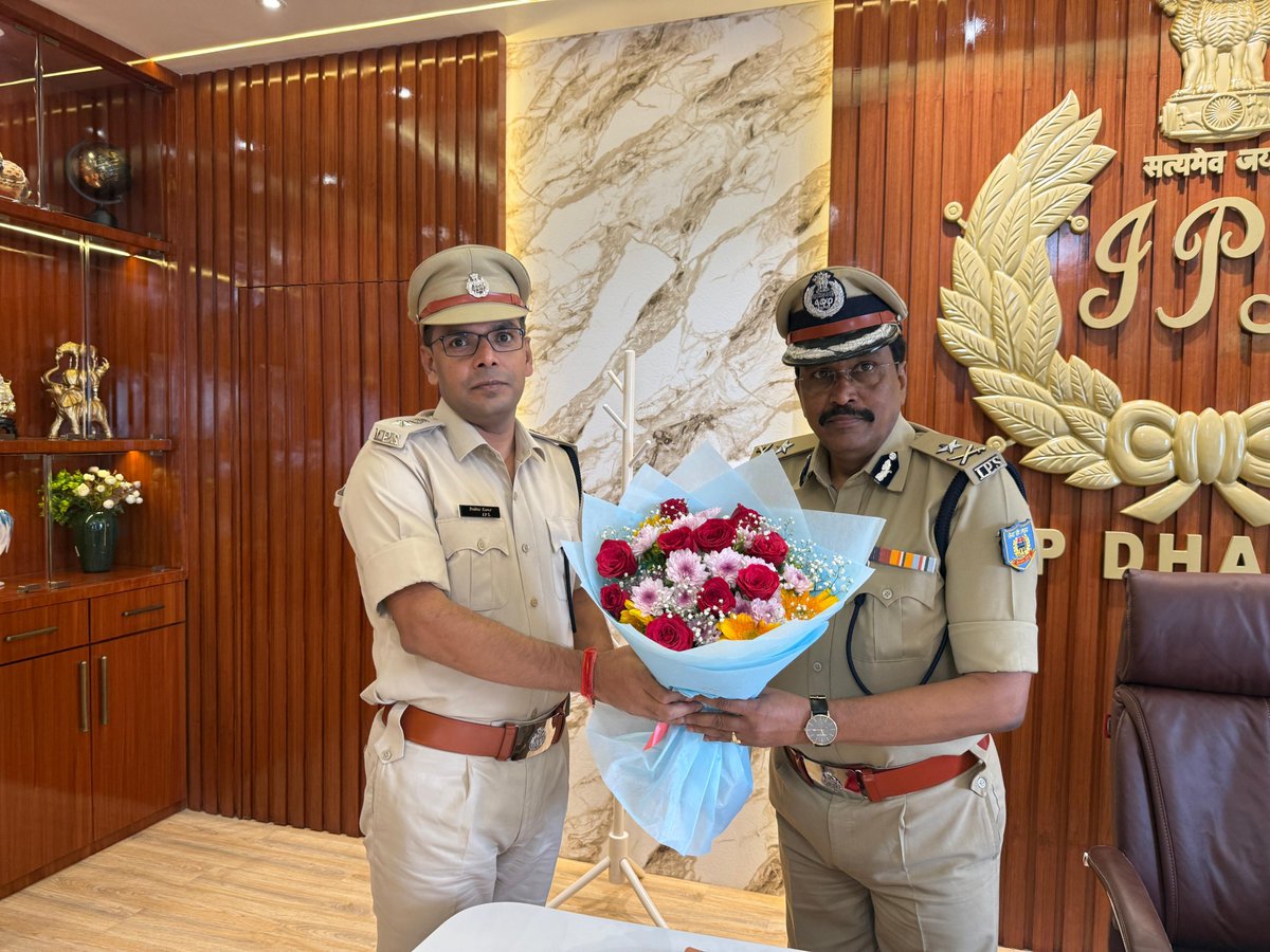 dhanbadpolice's tweet photo. सात जिलों की कानून-व्यवस्था की IG महोदय ने की समीक्षा।

नक्सल, संगठित व साइबर अपराध पर प्रभावी कार्रवाई, फरार अपराधियों की गिरफ्तारी और लंबित कांडों के शीघ्र निष्पादन के निर्देश।

दुर्गापूजा को लेकर सुरक्षा, भीड़ नियंत्रण व सुचारु यातायात व्यवस्था सुनिश्चित करने पर विशेष जोर। https://t.co/6MLihLHuKH