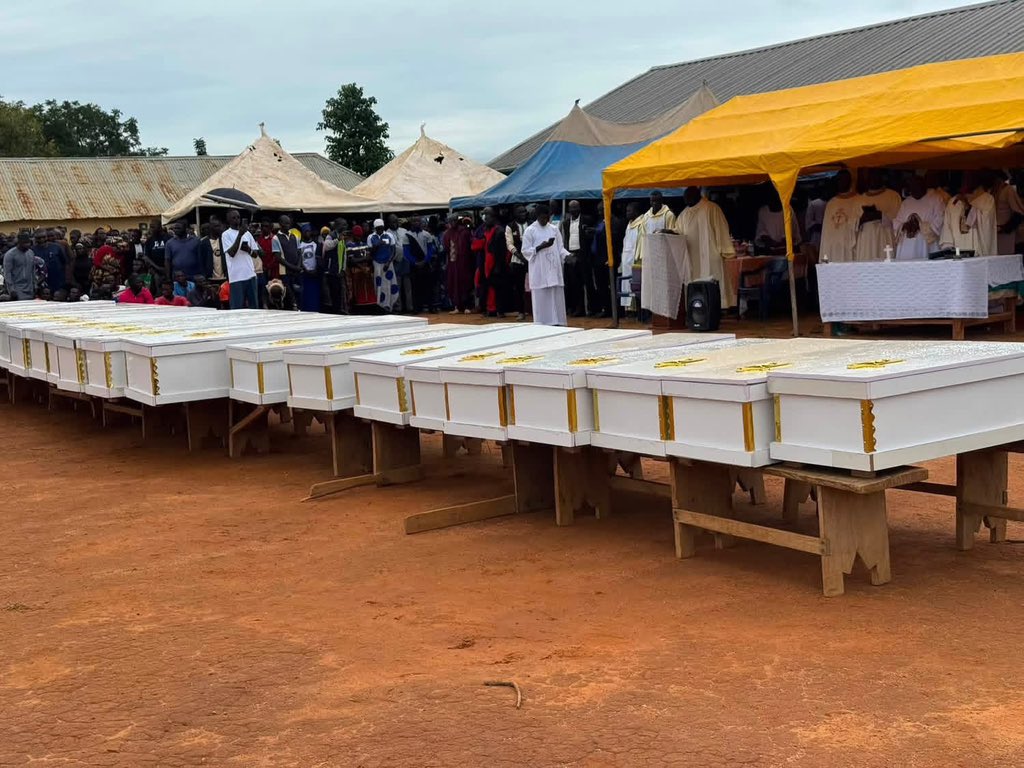 MarioUgonna's tweet photo. This is a Mass burial of Christians killed by Islamists in Nigeria 🇳🇬 

“There’s no Christian genocide in Nigeria right?” This is the evidence https://t.co/ppKvlwat3F