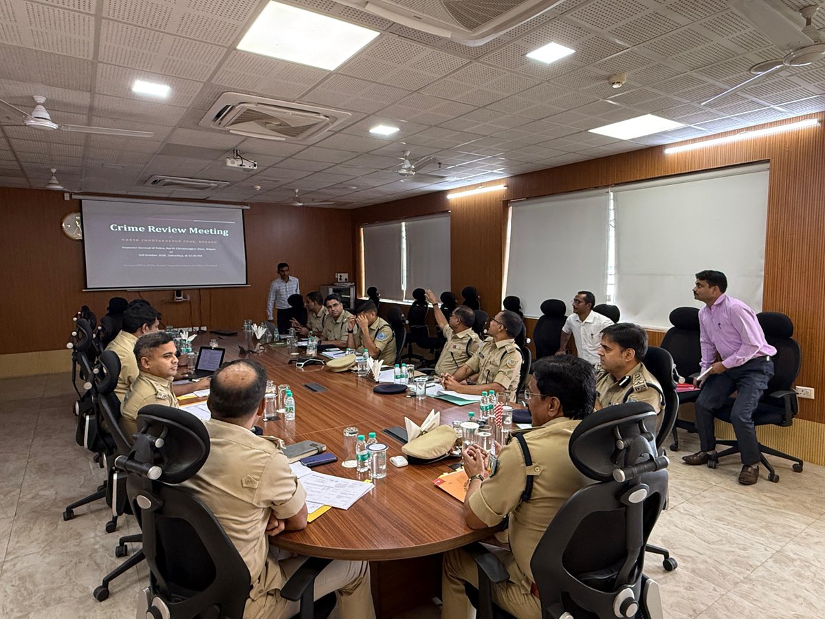 dhanbadpolice's tweet photo. सात जिलों की कानून-व्यवस्था की IG महोदय ने की समीक्षा।

नक्सल, संगठित व साइबर अपराध पर प्रभावी कार्रवाई, फरार अपराधियों की गिरफ्तारी और लंबित कांडों के शीघ्र निष्पादन के निर्देश।

दुर्गापूजा को लेकर सुरक्षा, भीड़ नियंत्रण व सुचारु यातायात व्यवस्था सुनिश्चित करने पर विशेष जोर। https://t.co/6MLihLHuKH