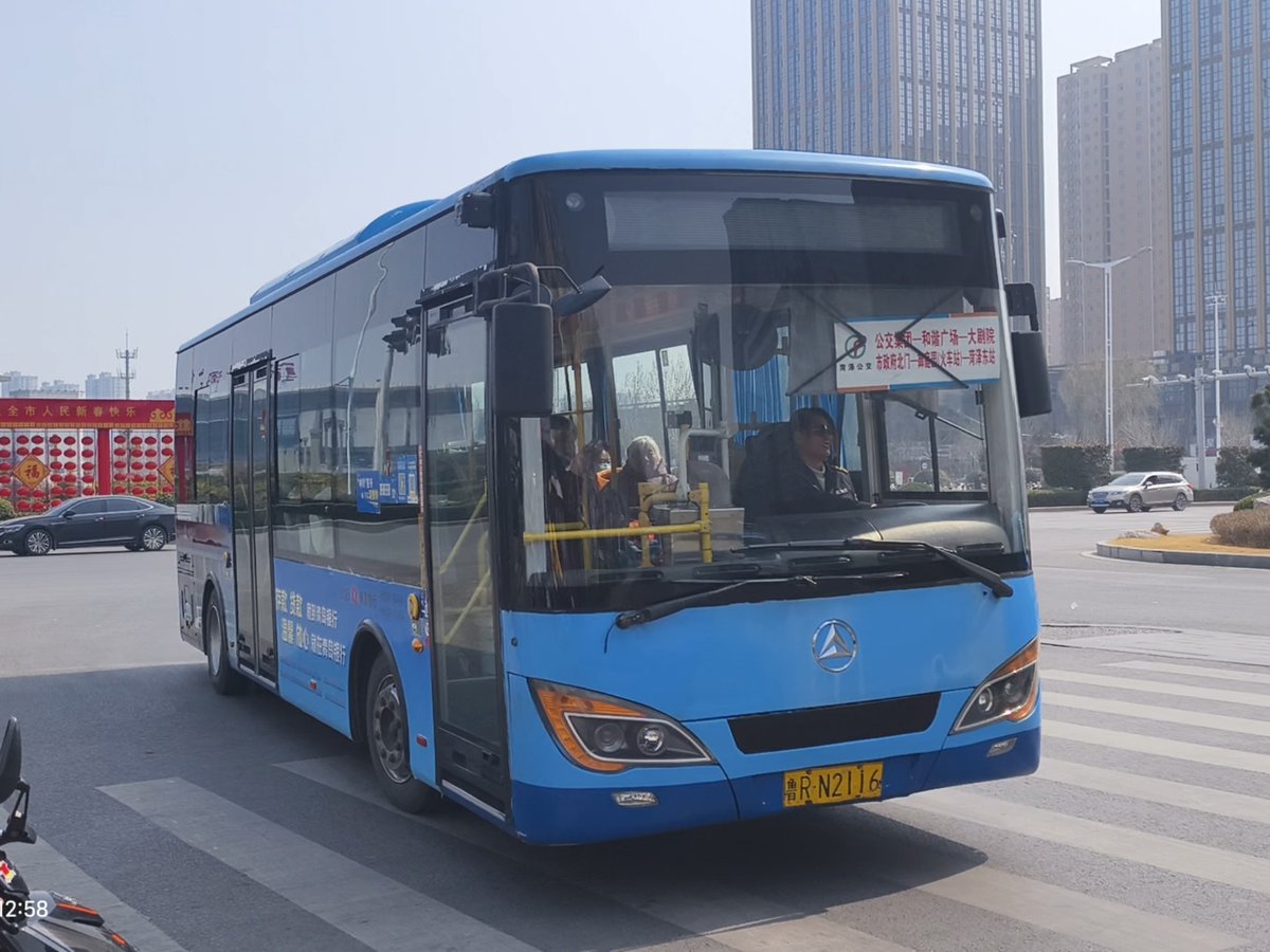 teres_mint3_836's tweet photo. I spotted a stylish new bus with 冈蔡菏辆 written on it near the lake—such a cool local sight! https://t.co/7Ed587frva