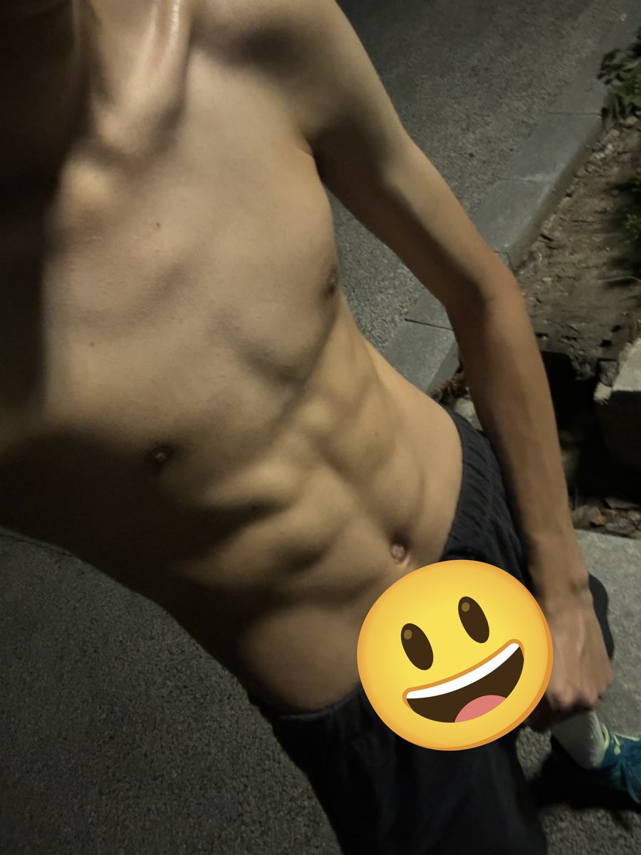 popcorn11c's tweet photo. 夜跑  #男高 #体育生 #1s https://t.co/m3uL4Hhn70