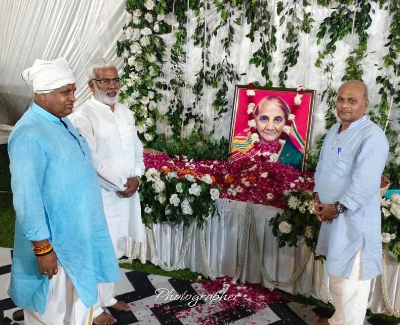suddurld's tweet photo. @RLDparty के राष्ट्रीय महासचिव संसदीय बोर्ड के सदस्य @AnilDubeyRLD जी की माता जी की तेरहवीं  में साथियों सहित भाग लिया और श्रद्धा सुमन अर्पित किया।
@jayantrld @MalikBirpal @RLDSpeaks @rohitagarwal850 @RohtaSunil @RLD_IT https://t.co/yUCpTNmrK1