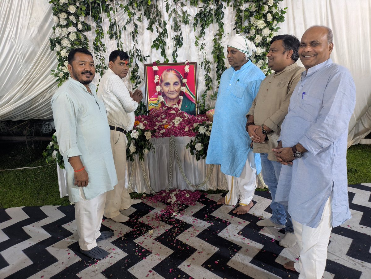 suddurld's tweet photo. @RLDparty के राष्ट्रीय महासचिव संसदीय बोर्ड के सदस्य @AnilDubeyRLD जी की माता जी की तेरहवीं  में साथियों सहित भाग लिया और श्रद्धा सुमन अर्पित किया।
@jayantrld @MalikBirpal @RLDSpeaks @rohitagarwal850 @RohtaSunil @RLD_IT https://t.co/yUCpTNmrK1