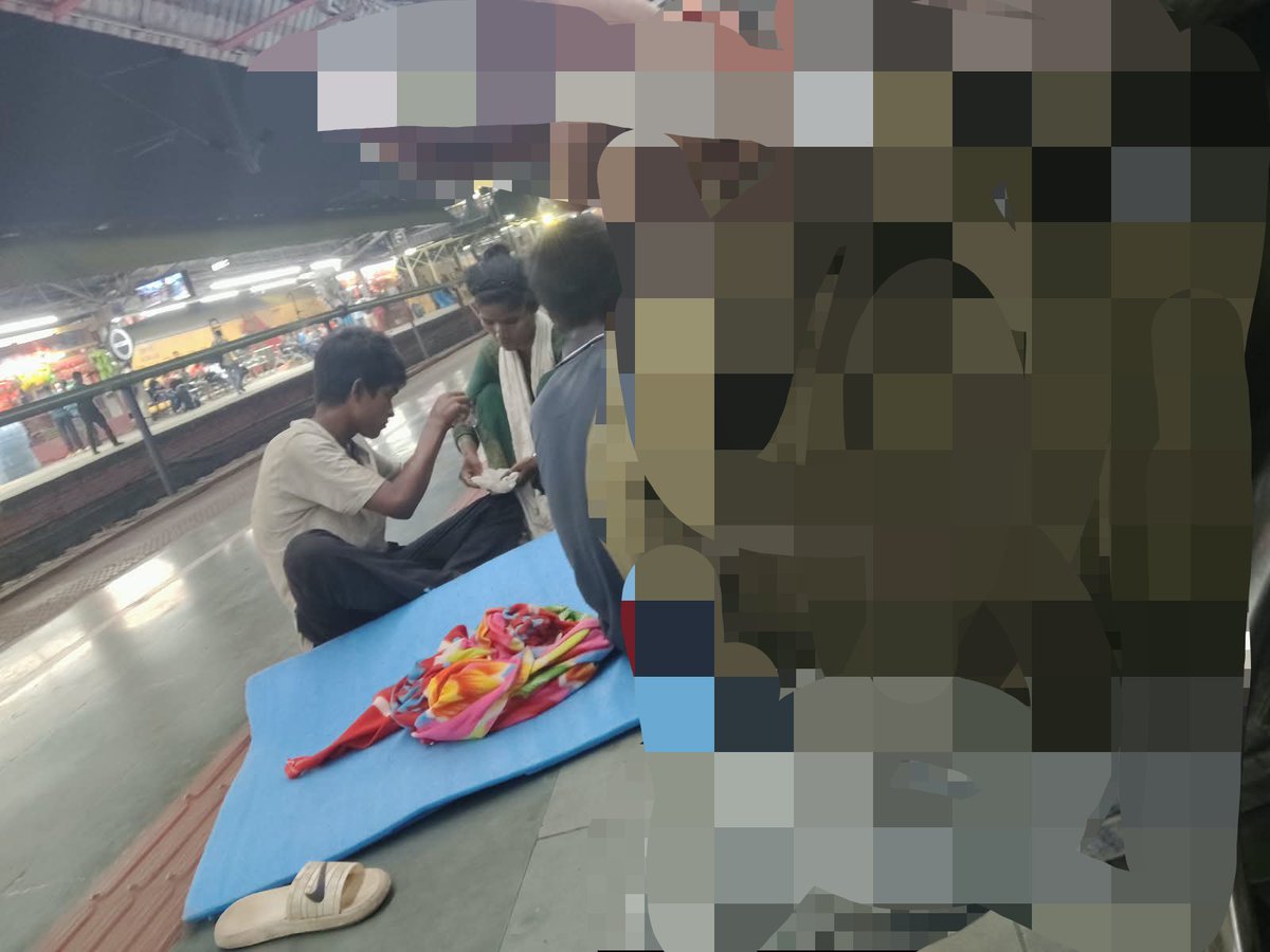 BAJRANG_DAL_UP's tweet photo. गुवाहाटी रेलवे स्टेशन पर सुरक्षा तंत्र पूरी तरह नाकाम: प्लेटफॉर्म नंबर 6 पर खुलेआम मासूमों का भविष्य बर्बाद, जिम्मेदार कौन?

गुवाहाटी रेलवे स्टेशन के प्लेटफॉर्म नंबर 6 पर एक बेहद दर्दनाक और चिंताजनक दृश्य सामने आया है। लगभग 10 से 12 वर्ष की उम्र के कुछ नाबालिग बच्चे खुलेआम 'सॉल्यूशन' (Dendrite/Inhalant) सूंघते और धूम्रपान जैसे गंभीर नशे का सेवन करते हुए देखे गए हैं।

​जिस उम्र में इन मासूमों के हाथों में किताबें और स्कूल बैग होने चाहिए, उस उम्र में इनका इस प्रकार के घातक नशे की चपेट में आना हमारे समाज और व्यवस्था दोनों के लिए एक बड़ा सवालिया निशान है। यह केवल कानून-व्यवस्था का विषय नहीं, बल्कि कई मासूम जिंदगियों के भविष्य और सुरक्षा से जुड़ा गंभीर मानवीय मामला है। रेलवे स्टेशन जैसी सार्वजनिक और व्यस्त जगह पर ऐसी गतिविधियां असामाजिक तत्वों या किसी संगठित गिरोह की सक्रियता की ओर भी इशारा करती हैं।

लाखों रुपये के सीसीटीवी कैमरों, सुरक्षा जांच और राउंड-द-क्लॉक पेट्रोलिंग के दावों के बीच यह नजारा साफ दर्शाता है कि स्टेशन परिसर में निगरानी तंत्र किस कदर सुस्त और लापरवाह हो चुका है।
@rpf_nfr1
@RailwaySeva 
@GuwahatiPol 
@assampolice 
@RailNf 
@CHILDLINE1098 
अगर समय रहते कड़ा एक्शन नहीं लिया गया, तो रेलवे परिसर असामाजिक तत्वों का सुरक्षित ठिकाना बन जाएगा।

​@AshwiniVaishnaw
​@himantabiswa
​@CMOfficeAssam
​@DG_RPF
​@DGPAssamPolice
​@gm_nfr
​@drlumdingnfr
​@KanoongoPriyank
​@NCPCR_
