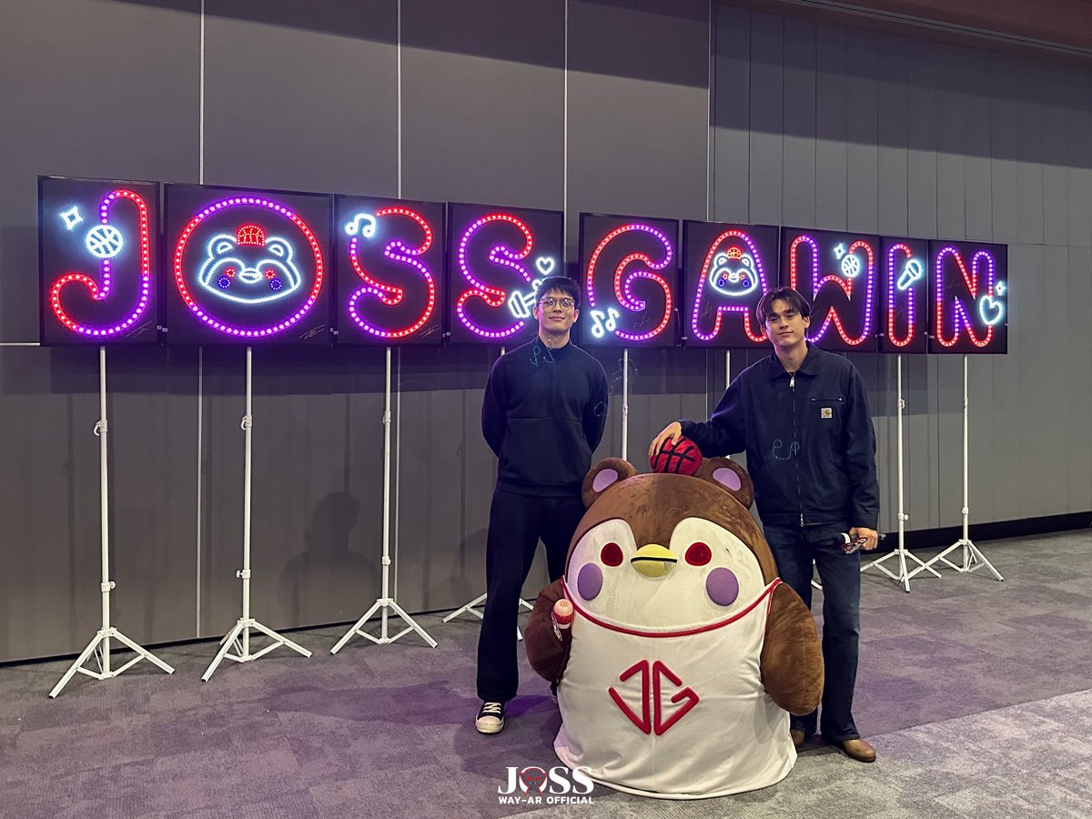 JossWayarofc's tweet photo. ป้ายไฟใหม่ถูกประทับตราความน่ารักเรียบร้อยแล้วค้าบ!  💜❤️ 

ขอขอบคุณทุกคนที่ร่วมสนับสนุนและเป็นส่วนหนึ่งในการจัดทำป้ายไฟครั้งนี้นะคะ หวังว่าจะถูกใจทุกคนน้า 🫶🏻✨

The new light boards have officially approved! 💜❤️ 

A huge thank you to everyone who supported this project and made it possible. We hope you love the new boards as much as we do. Let’s light up the event together! 🫶🏻✨

JOSSGAWIN GUINZLY BIG FAM
#GMMTVFANIVAL2026HappyFamilyxJG
#JossWayar #JossGawin #GUINZLY