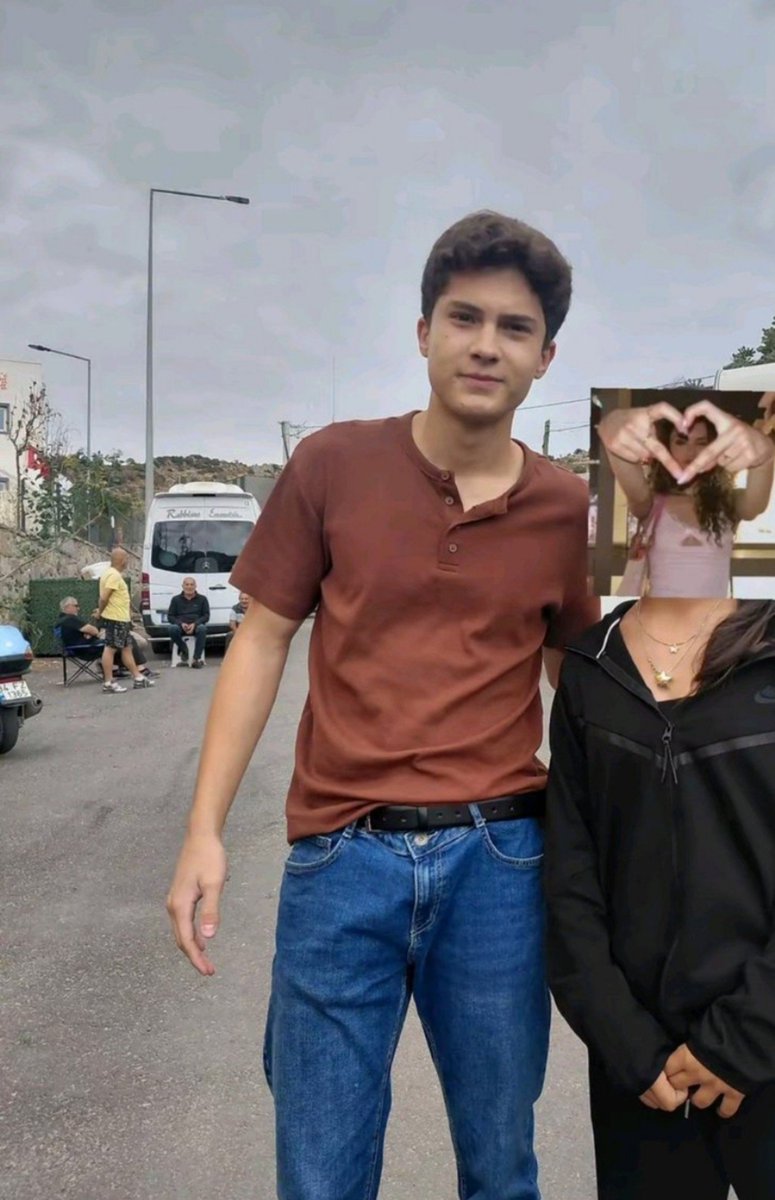 Singmyt's tweet photo. Çocuk gözümüzün önünde eridi..
Çağan setin en iştahlısı olduğu halde nasıl bu kadar kilo verdi diye şaşıramıyorum bile başrol olduğu için ekran süresi yüksek tabiki ama her bölüm bu çocuk koşmaktan gece yarısına kadar çalışıp dramdan duygu geçişlerinden yoruldu kıyamıyorum 🥺 https://t.co/pPAlxZxoTH