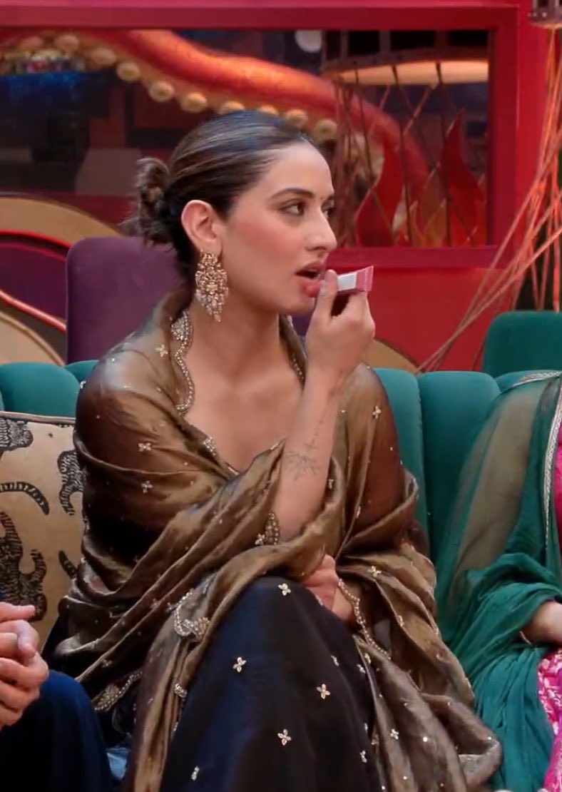njsgsj's tweet photo. The whole house is fighting and she’s busy doing THIS lol Diva can never stop being a diva i guess 😋💅 #UditiSingh #BiggBoss20 https://t.co/djb3qYUoTS