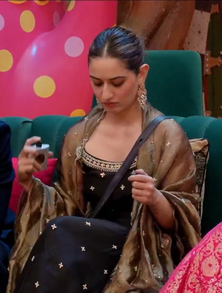 njsgsj's tweet photo. The whole house is fighting and she’s busy doing THIS lol Diva can never stop being a diva i guess 😋💅 #UditiSingh #BiggBoss20 https://t.co/djb3qYUoTS
