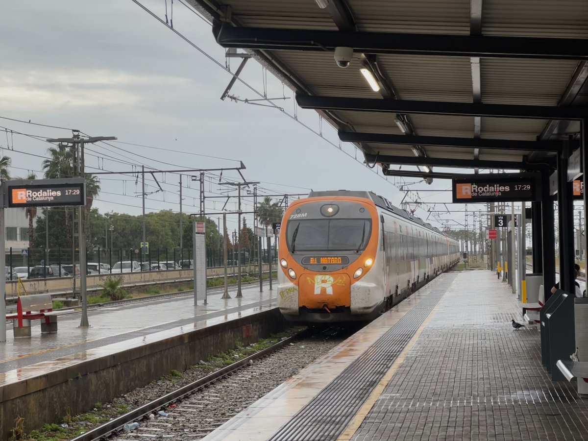enmaaarc's tweet photo. 🔴 Rodalies suspèn el servei a partir de les 20h i avisen amb 40 minuts d'antelació.

Durant la tarda ha plogut fort a l'R1 i ara el retard màxim dels 15 trens en circulació és un tren amb 8' de retard.

Enhorabona a tothom per deixar a milers d'usuaris tirats a les estacions. https://t.co/gJz7UjgAIK