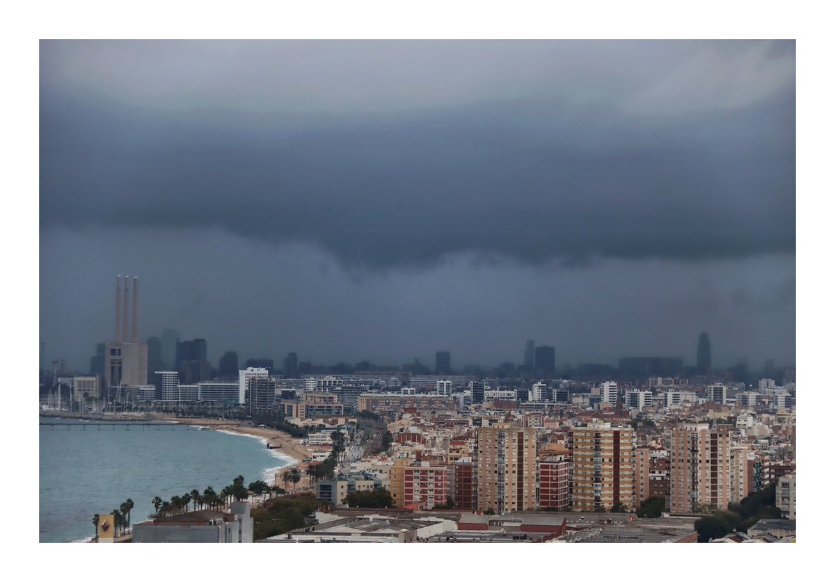 fotosito10's tweet photo. La tempesta entrant per Barcelona aquets matí. Es veu com avança el front per la costa, amb el mar fosc i la ciutat desapareixent sota la pluja. ⛈️ https://t.co/N0PizyGll2