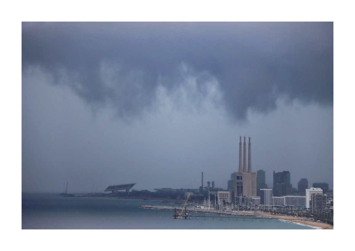 fotosito10's tweet photo. La tempesta entrant per Barcelona aquets matí. Es veu com avança el front per la costa, amb el mar fosc i la ciutat desapareixent sota la pluja. ⛈️ https://t.co/N0PizyGll2