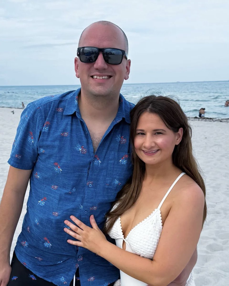 elloonews's tweet photo. Gypsy Rose Blanchard says she believes her former fiancé Ken Urker died from an apparent overdose after an unidentified substance was found at the scene.
 
She says she does not know what the substance was or whether the suspected overdose was intentional or accidental, and Ken’s death remains under investigation.