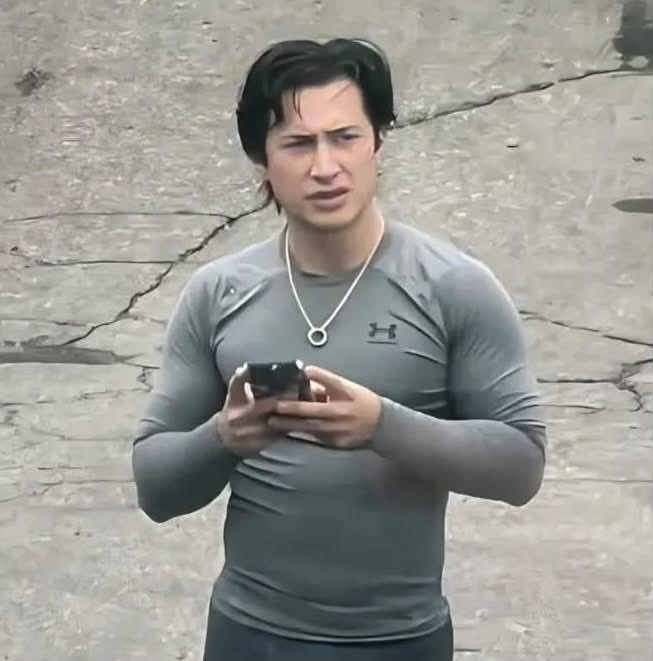 seifme_'s tweet photo. EL ANILLO 😭😭😭😭😭 entonces ya grabaron la escena dónde Shane le pide matrimonio a Ilya, mis HOLLANOV están COMPROMETIDOS  AAAHHHHHH https://t.co/ANnqiTXiCP