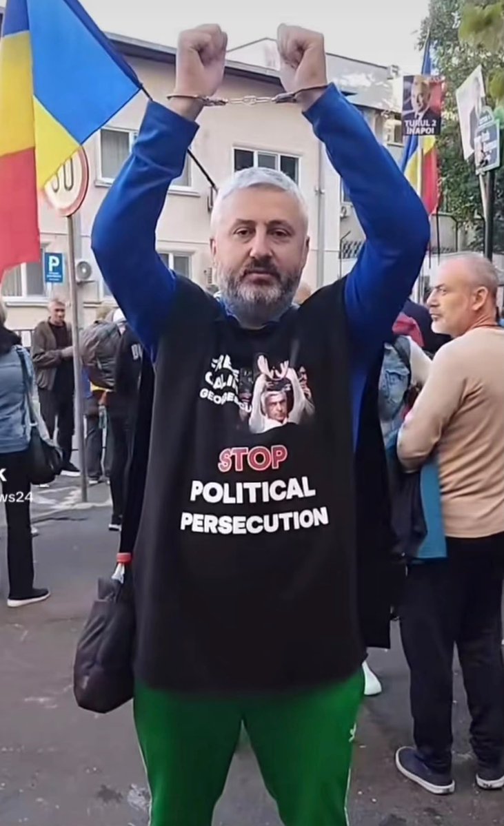 SALLYROSADIAZ's tweet photo. Românii sunt tot mai mulți și nu cedează! 🇷🇴 Oameni din țară și din diaspora, unii veniți de la mii de kilometri, sunt pentru a ȘASEA ZI în fața Arestului Central din București, în susținerea lui Călin Georgescu.
Unii și-au pus simbolic cătușe la mâini, iar vocile lor răsună: „LIBERTATE! DEMOCRAȚIE!” Un protest pașnic, fără violență, pentru dreptul de a-și face vocea auzită.

#Libertate #Democrație #CălinGeorgescu #România #Diaspora #ProtestPașnic #FărăViolență #freecalingeorgescu #romanian