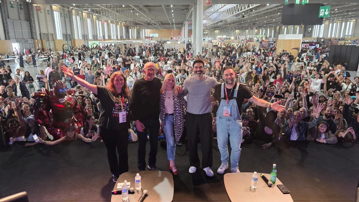 TylerHarchive's tweet photo. 📸Tyler during the #ParisManga Q&amp;A today. With Émilie de Ravin and Christopher Lloyd. #TylerHoechlin https://t.co/zpT1Lo3MPp