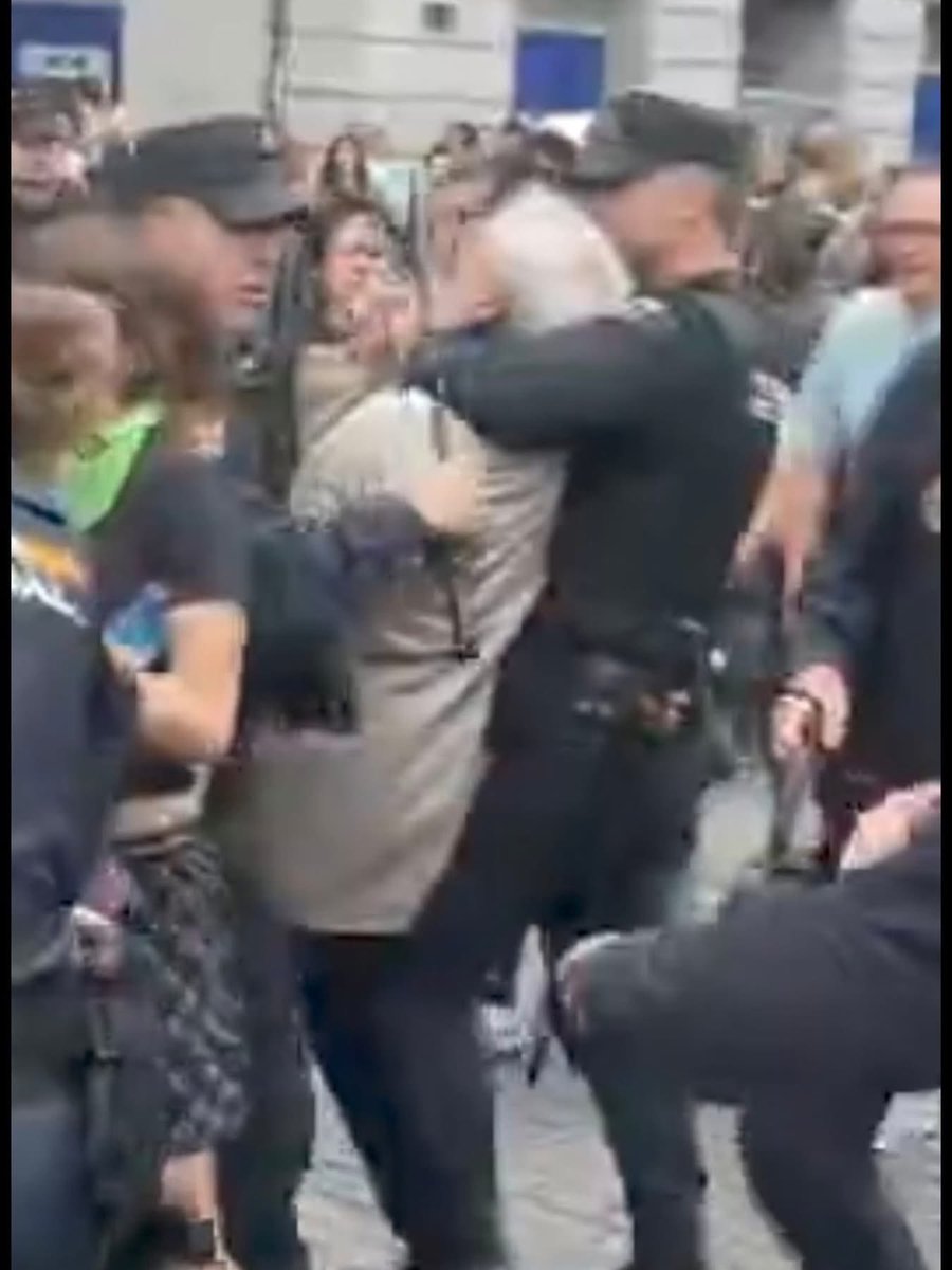 _TereFelipe_'s tweet photo. Esto no ocurrió en Cuba, acaba de ocurrir en España��� Un hombre de 65 años, que ha trabajado toda la vida en el ministerio de interior junto a los que hoy le hicieron esto. Le golpearon en las costillas y fue agarrado del cuello para dejarle sin aire. Repito, no ha ocurrido en Cuba, ocurrió hoy en España.