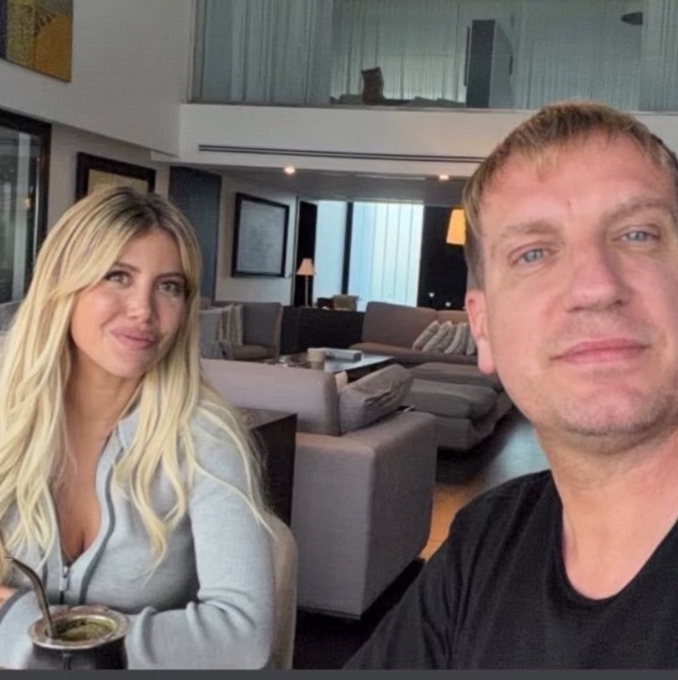 gusholderhaber's tweet photo. Wanda Nara, 3 çocuğunun babası Maxi Lopez ile barıştı.

— Wanda Nara, Maxi Lopez’i Mauro Icardi ile aldatmıştı. https://t.co/AZR5GBgo9u