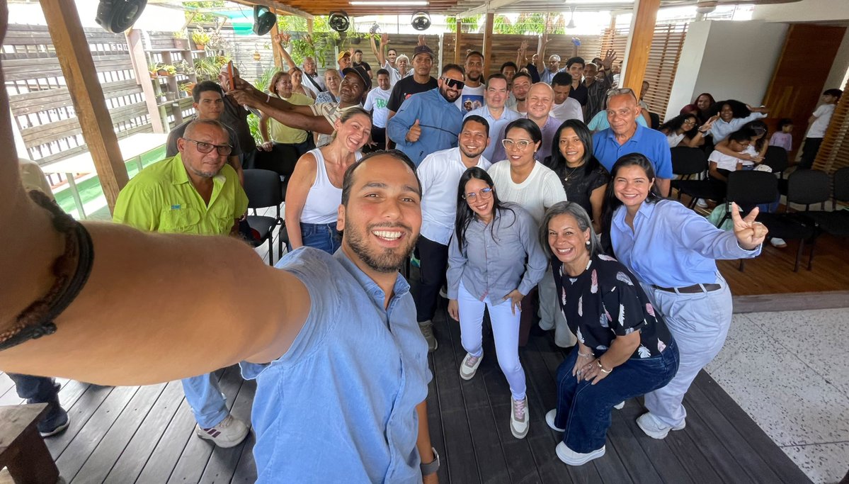AngelMedinaD's tweet photo. Nuestro Encuentro Político #CARACAS

Con 22 parroquias del Mun Libertador

Gran trabajo de todo el equipo de @unionycambioCCS 

Seguimos construyendo la Unión de Venezuela por la Democracia https://t.co/F3O65zjiE7