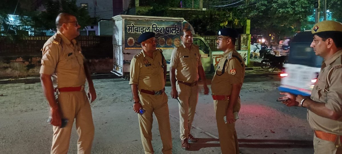 lucknowtraffic's tweet photo. #traffic_update 
दिनांक 04.10.2026 को प्रस्तावित कार्यक्रम के दृष्टिगत आज दिनांक 03.10.2026 को ACP(T) मध्य श्री प्रदीप कुमार द्वारा अम्बेडकर सभागार, डॉ. राम मनोहर लोहिया विधि विश्वविद्यालय का ACP कैंट एवं SHO आशियाना के साथ भ्रमण कर कार्यक्रम स्थल एवं आसपास की यातायात व्यवस्था का जायजा लिया गया तथा आवश्यक व्यवस्थाओं के संबंध में संबंधित अधिकारियों को निर्देशित किया गया।