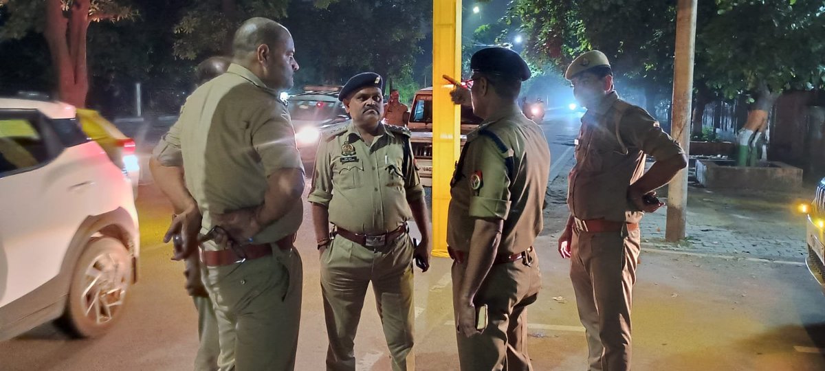 lucknowtraffic's tweet photo. #traffic_update 
दिनांक 04.10.2026 को प्रस्तावित कार्यक्रम के दृष्टिगत आज दिनांक 03.10.2026 को ACP(T) मध्य श्री प्रदीप कुमार द्वारा अम्बेडकर सभागार, डॉ. राम मनोहर लोहिया विधि विश्वविद्यालय का ACP कैंट एवं SHO आशियाना के साथ भ्रमण कर कार्यक्रम स्थल एवं आसपास की यातायात व्यवस्था का जायजा लिया गया तथा आवश्यक व्यवस्थाओं के संबंध में संबंधित अधिकारियों को निर्देशित किया गया।