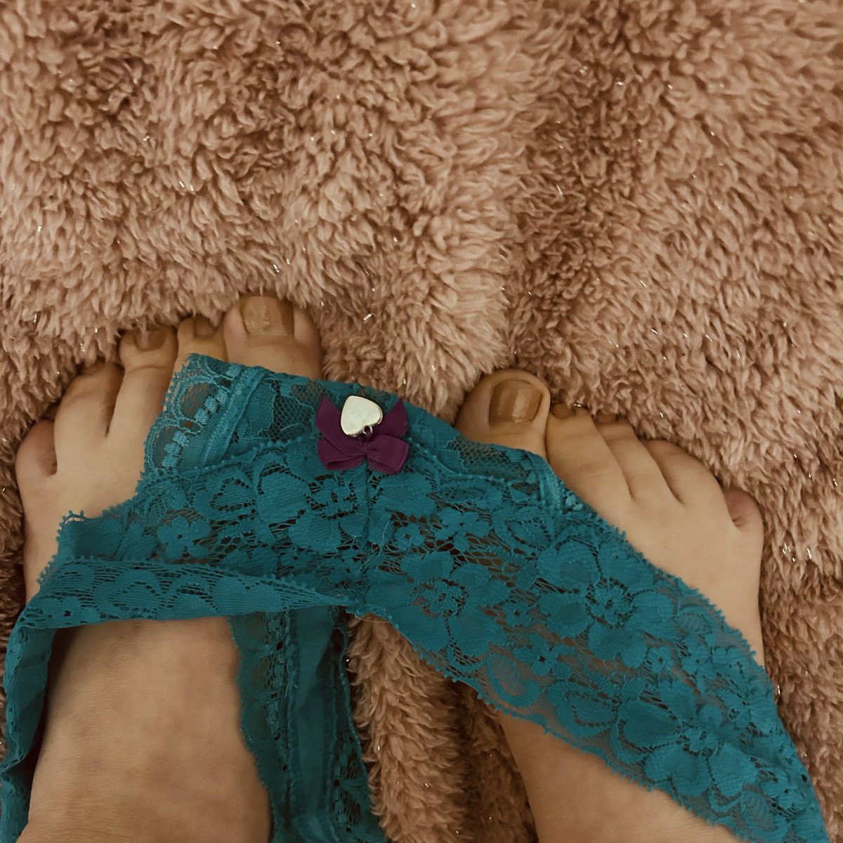 RoxyAfter's tweet photo. Feeling a little naughty tonight… think you can handle a closer look? 🖤😈

#Feet #FootPics #BareFeet #Lace #FeetLovers #PrettyFeet #FootFetish #Soles https://t.co/lV3ENIB5K6