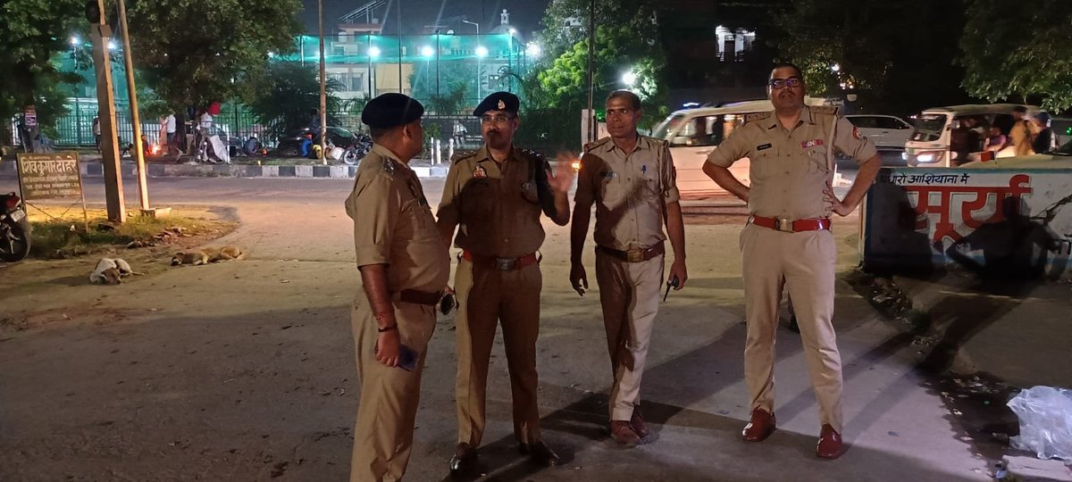 lucknowtraffic's tweet photo. #traffic_update 
दिनांक 04.10.2026 को प्रस्तावित कार्यक्रम के दृष्टिगत आज दिनांक 03.10.2026 को ACP(T) मध्य श्री प्रदीप कुमार द्वारा अम्बेडकर सभागार, डॉ. राम मनोहर लोहिया विधि विश्वविद्यालय का ACP कैंट एवं SHO आशियाना के साथ भ्रमण कर कार्यक्रम स्थल एवं आसपास की यातायात व्यवस्था का जायजा लिया गया तथा आवश्यक व्यवस्थाओं के संबंध में संबंधित अधिकारियों को निर्देशित किया गया।