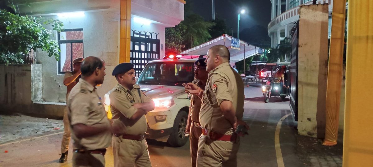lucknowtraffic's tweet photo. #traffic_update 
दिनांक 04.10.2026 को प्रस्तावित कार्यक्रम के दृष्टिगत आज दिनांक 03.10.2026 को ACP(T) मध्य श्री प्रदीप कुमार द्वारा अम्बेडकर सभागार, डॉ. राम मनोहर लोहिया विधि विश्वविद्यालय का ACP कैंट एवं SHO आशियाना के साथ भ्रमण कर कार्यक्रम स्थल एवं आसपास की यातायात व्यवस्था का जायजा लिया गया तथा आवश्यक व्यवस्थाओं के संबंध में संबंधित अधिकारियों को निर्देशित किया गया।