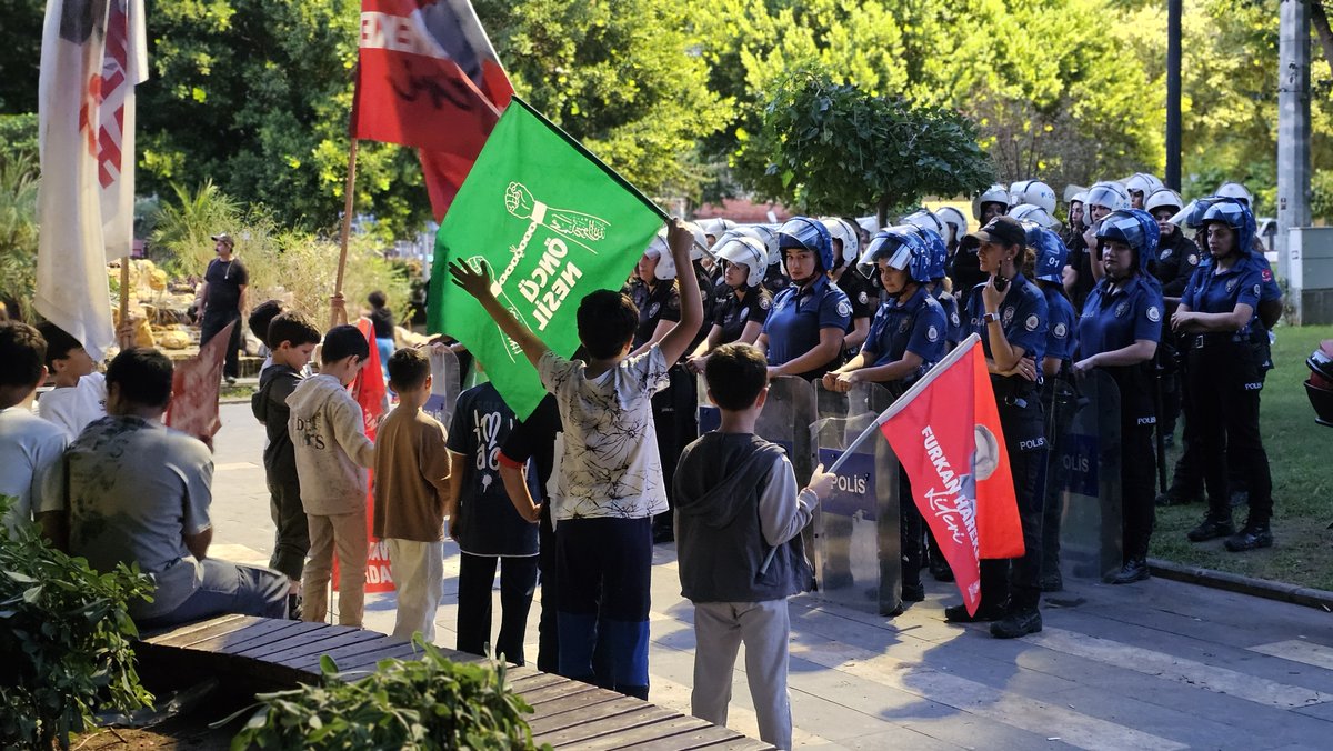HakikatinSs's tweet photo. Alparslan Kuytul Hocaefendi'nin talebeleri ve sevenleri haksız tutukluluklara karşı Adana İnönü Parkında basın açıklaması ve adalet bekleyişi gerçekleştirdi.

AsılSuçlular Yargılanmıyor
AlparslanHocaya Ozgürlük
SemraHocaya Ozgürlük
ZulmeKarşı Meydanlardayız
Kardeşlerimizi SerbestBırakın