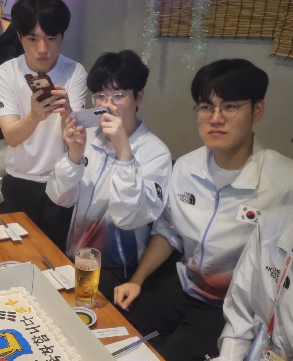 godthxxdxrzeus's tweet photo. 아 최우제 귀여워
제페구케 이제 진짜 안녕이야🥲 https://t.co/N6lijNvl0A