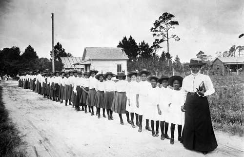 BLKAmericans_'s tweet photo. On this day in 1904, Mary McLeod Bethune opened the Daytona Literary and Industrial Training Institute for Negro Girls in Daytona Beach, Florida.
Starting with just a few students, Bethune built a school that would grow into Bethune-Cookman University, becoming a cornerstone of Black education in the South.
Mary McLeod Bethune with a line of girls from the school in 1905