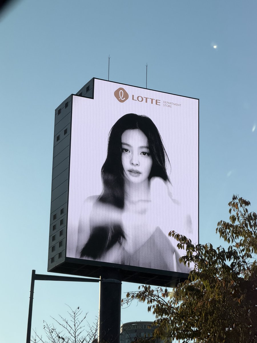 JennieDCGallery's tweet photo. 261004 #JENNIE for Lotte Department Store’s “As I am” campaign featured on giant billboards in Seoul, Korea. https://t.co/rgZUxZYwEm