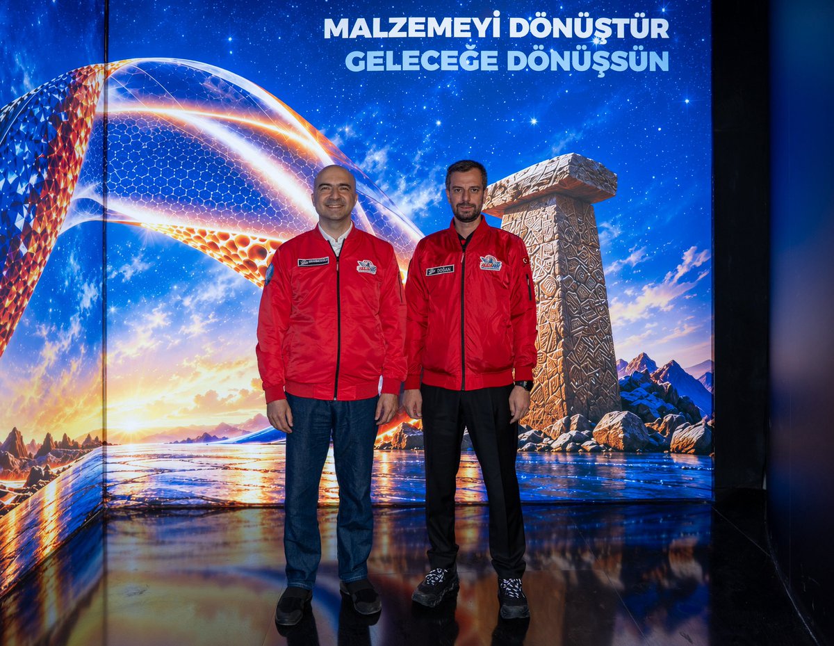 oyak_kurumsal's tweet photo. TEKNOFEST Güneydoğu kapsamında ERDEMİR’in “Malzemenin Yolculuğu” deneyim alanını; Sanayi ve Teknoloji Bakanı Mehmet Fatih Kacır, T3 Vakfı Mütevelli Heyeti Başkanı Selçuk Bayraktar, Baykar Genel Müdürü Haluk Bayraktar, İTÜ Rektörü Prof. Dr. Hasan Mandal ve KOSGEB Başkanı Ahmet Serdar İbrahimcioğlu ziyaret etti.

Yoğun ilgi gören deneyim alanımızda incelemelerde bulunan konuklarımıza, yerli üretim gücümüz ve malzeme teknolojileri alanındaki çalışmalarımız hakkında bilgi aktarıldı.

Ülkemizin milli teknoloji hamlesine katkı sunmaya ve geleceği dönüştüren çözümler üretmeye kararlılıkla devam ediyoruz.