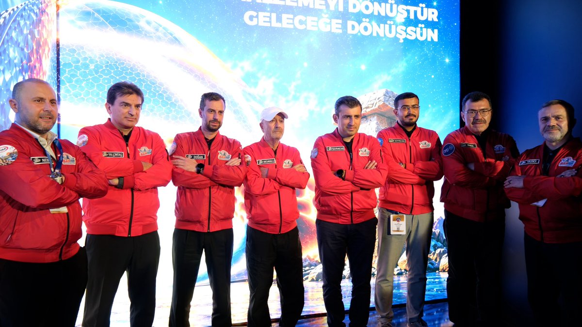 oyak_kurumsal's tweet photo. TEKNOFEST Güneydoğu kapsamında ERDEMİR’in “Malzemenin Yolculuğu” deneyim alanını; Sanayi ve Teknoloji Bakanı Mehmet Fatih Kacır, T3 Vakfı Mütevelli Heyeti Başkanı Selçuk Bayraktar, Baykar Genel Müdürü Haluk Bayraktar, İTÜ Rektörü Prof. Dr. Hasan Mandal ve KOSGEB Başkanı Ahmet Serdar İbrahimcioğlu ziyaret etti.

Yoğun ilgi gören deneyim alanımızda incelemelerde bulunan konuklarımıza, yerli üretim gücümüz ve malzeme teknolojileri alanındaki çalışmalarımız hakkında bilgi aktarıldı.

Ülkemizin milli teknoloji hamlesine katkı sunmaya ve geleceği dönüştüren çözümler üretmeye kararlılıkla devam ediyoruz.