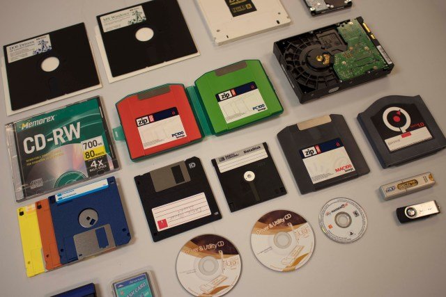 adammack241's tweet photo. What were some of your favorite old media types? I loved 3.5 inch floppy discs. 1.44 megabytes baby!
#oldtech #retro #HomeComputer https://t.co/cUO0O6pYJF